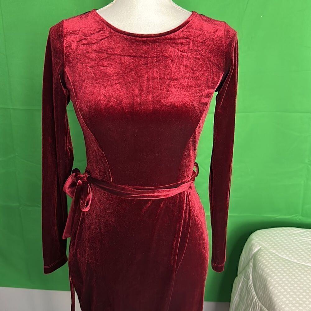 NWOT Windsor Classy burgundy Velvet Elegant Formal XS High Front Slit See Video